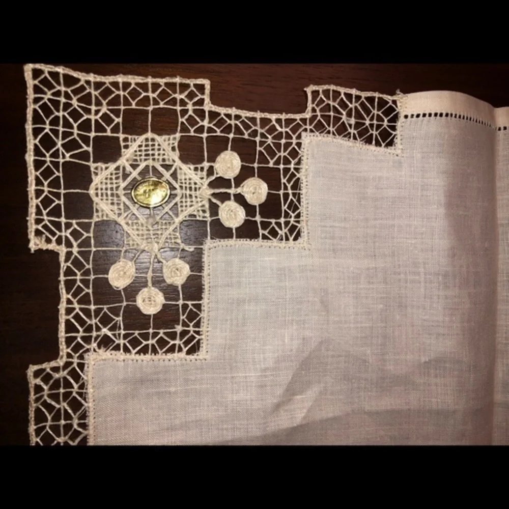 NEW set of 7 unused vintage linen lace trimmed napkins